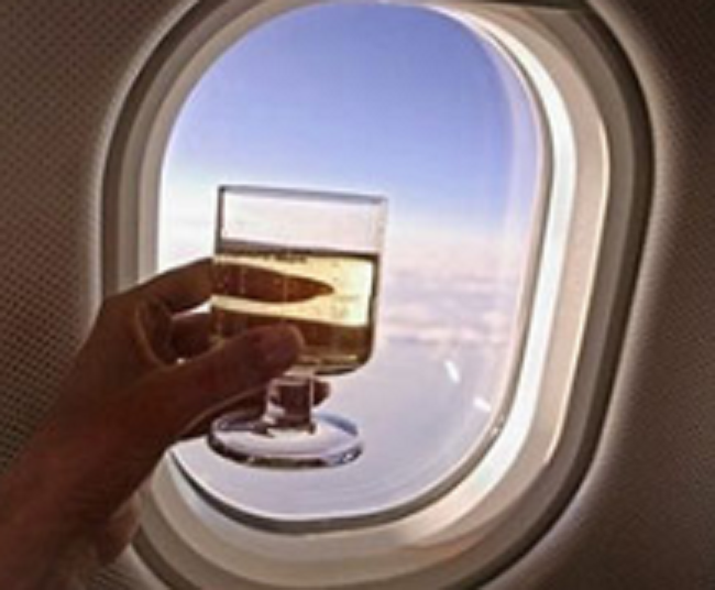 Шампанское в самолете можно. Вино в самолете. Бокал шампанского в самолете. Бокал с самолетом. Самолет иллюминатор бокал.